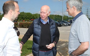 Mourinho 'dàn hòa' với Sir Bobby Charlton trong ngày đầu làm việc ở Man United